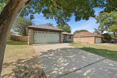 927 Freestone Drive, Arlington TX 76017 - Photo 2