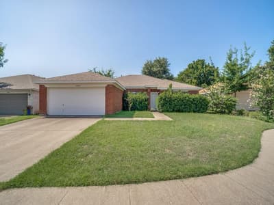 10805 Pebblecreek Court, Benbrook TX 76126