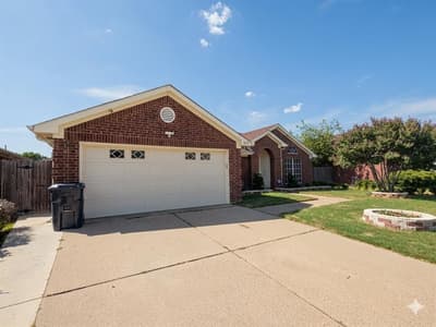 1629 Loveland Drive, Arlington TX 76018 - Photo 2