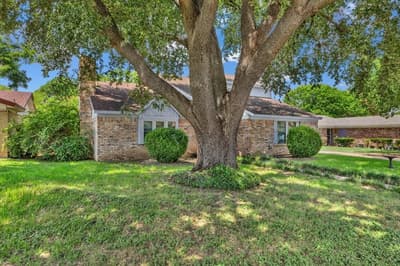 704 Matthews Court, Arlington TX 76012 - Photo 5