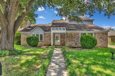 704 Matthews Court, Arlington TX 76012 - Photo 4