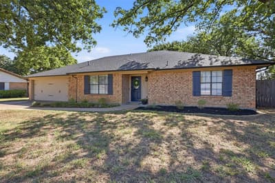 3811 Helmsford Drive, Arlington TX 76016 - Photo 2