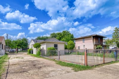 1017 Hoke Smith Drive, Dallas TX 75224 - Photo 2
