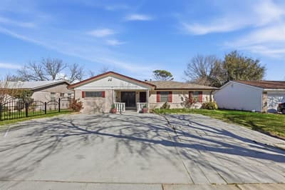 242 W Cober Drive, Grand Prairie TX 75051 - Photo 2