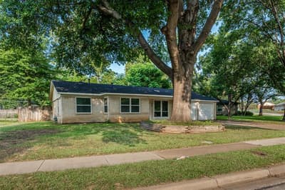 800 Sherwood Drive, Arlington TX 76013 - Photo 2