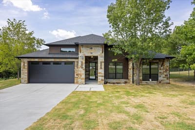 210 Knob Hill Drive, Granbury TX 76048
