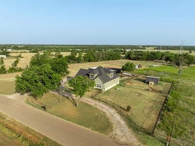 1122 W White Oak Road, West TX 76691