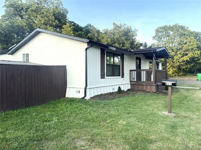 811 Thompson Street, Gainesville TX 76240 - Photo 2