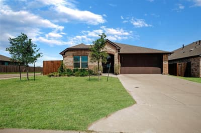 921 Amberwood Drive, Godley TX 76044 - Photo 2