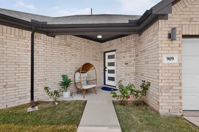 909 Marcellus Court, Arlington TX 76011 - Photo 3