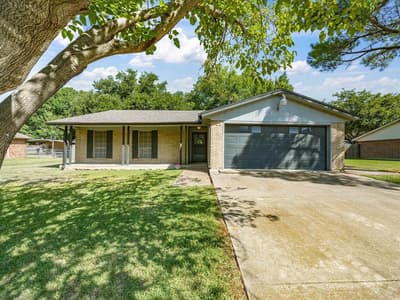 613 Cooper Street, Ennis TX 75119