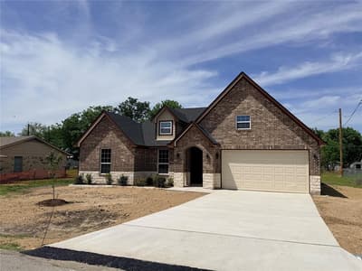 302 E Travis Street, Leonard TX 75452