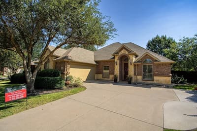 8407 Pecan Creek Drive, Arlington TX 76001 - Photo 2