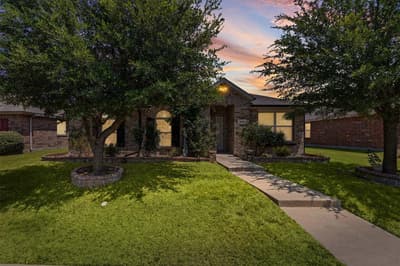 1612 Ambercrest Drive, Lancaster TX 75146 - Photo 2