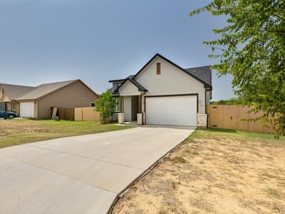 310 Oakwood Avenue, Jacksboro TX 76458 - Photo 2