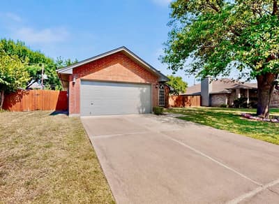 5205 Livermore Drive, Arlington TX 76017 - Photo 2