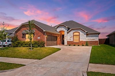 1303 Deer Hollow Drive, Arlington TX 76002 - Photo 2