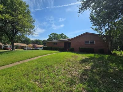 212 N Longacre Lane, Dallas TX 75217