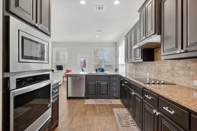 7815 Kettle Creek Drive, Arlington TX 76001 - Photo 2