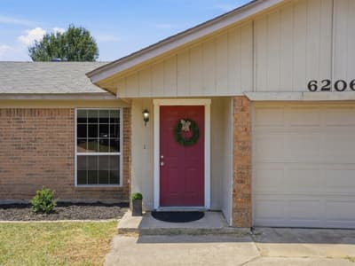 6206 Hott Springs Drive, Arlington TX 76001 - Photo 2