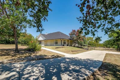 321 E Woody Creek Court, Springtown TX 76082 - Photo 2