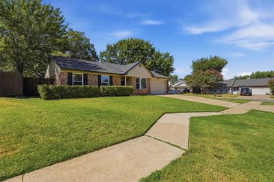 2606 Worth Forest Court, Arlington TX 76016 - Photo 4