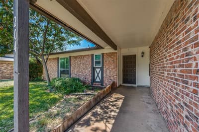 204 E Cunningham Avenue, Crowley TX 76036 - Photo 2