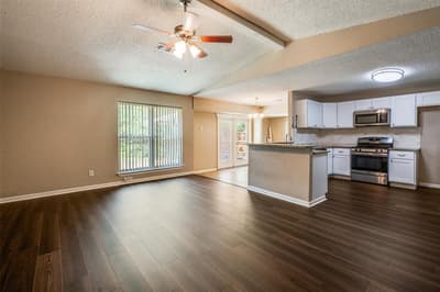 204 E Cunningham Avenue, Crowley TX 76036 - Photo 5
