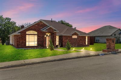 1064 The Meadows Parkway, DeSoto TX 75115 - Photo 2