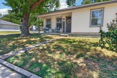 401 S 3rd Street, Grandview TX 76050 - Photo 2