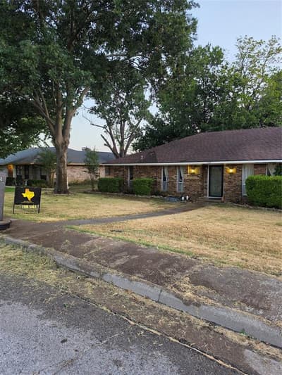 1033 Shadywood Lane, DeSoto TX 75115