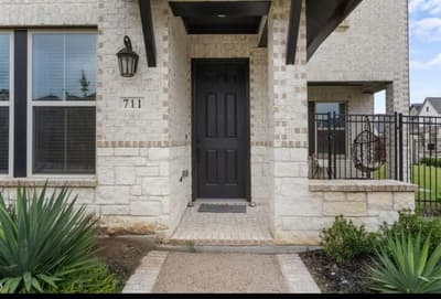 711 Prairie Falcon Drive, Arlington TX 76005 - Photo 2