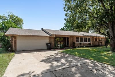 919 Surry Place Drive, Cleburne TX 76033 - Photo 2