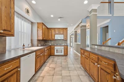 2405 Moon Dance Court, Arlington TX 76001 - Photo 4