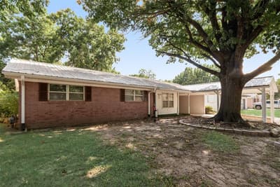 1716 Harris Street, Gainesville TX 76240 - Photo 2