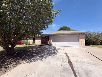 220 Grand Meadow Drive, Fort Worth TX 76108