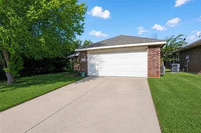 2752 Maegen Circle, Fort Worth TX 76112 - Photo 4
