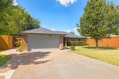 2505 Cloverdale Street, Arlington TX 76010 - Photo 2