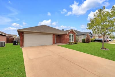 1039 Caliente Drive, Grand Prairie TX 75051 - Photo 2