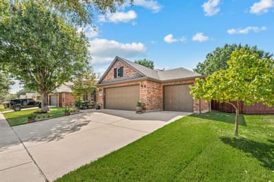 829 Sequoia Way, Saginaw TX 76131 - Photo 2