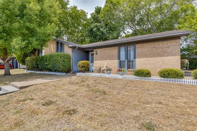 435 SE Gardens Boulevard, Burleson TX 76028 - Photo 2