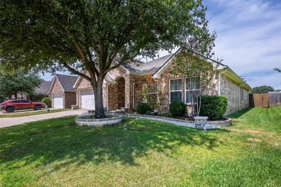 2813 Fox Creek Trail, Arlington TX 76017 - Photo 2