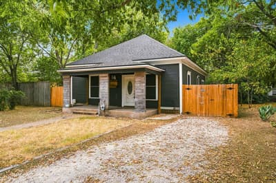 203 N Pendell Avenue, Cleburne TX 76033 - Photo 2