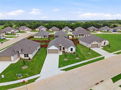 728 Raylan Street, Springtown TX 76082 - Photo 2