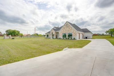 1001 Magnolia Court, Springtown TX 76082 - Photo 3