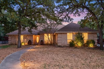 512 Shady Oaks Trail, Burleson TX 76028
