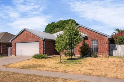 6014 Harwood Crossing Drive, Arlington TX 76018 - Photo 2
