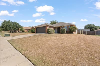 832 Beaver Creek Drive, Burleson TX 76028 - Photo 2