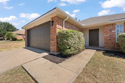 832 Beaver Creek Drive, Burleson TX 76028 - Photo 4