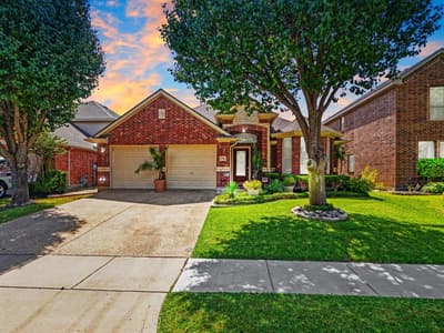 2703 Cove Drive, Grand Prairie TX 75054 - Photo 2